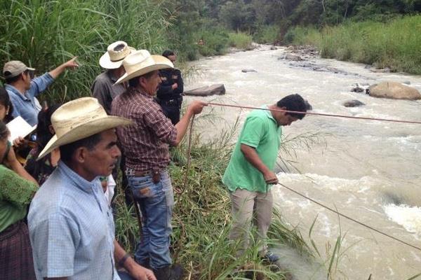 Cuatro hombres fueron arrastrados por la correntada de un río, dos sobrevivieron y uno está desaparecido. (Foto Prensa Libre: Oswaldo Cardona)