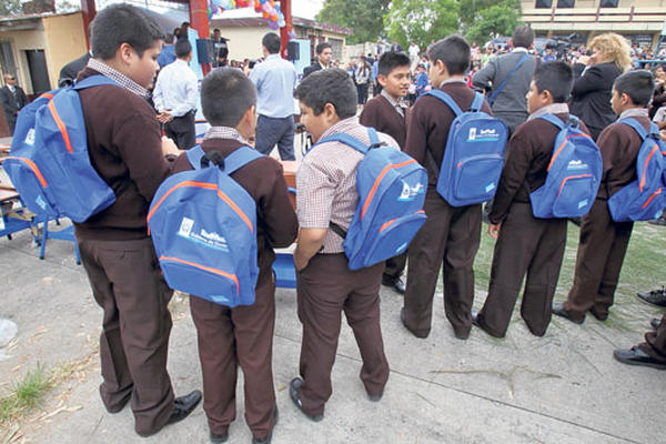 Mochilas entregadas por el Gobierno a alumnos de escuelas del país. (Foto Prensa Libre: Hemeroteca PL)