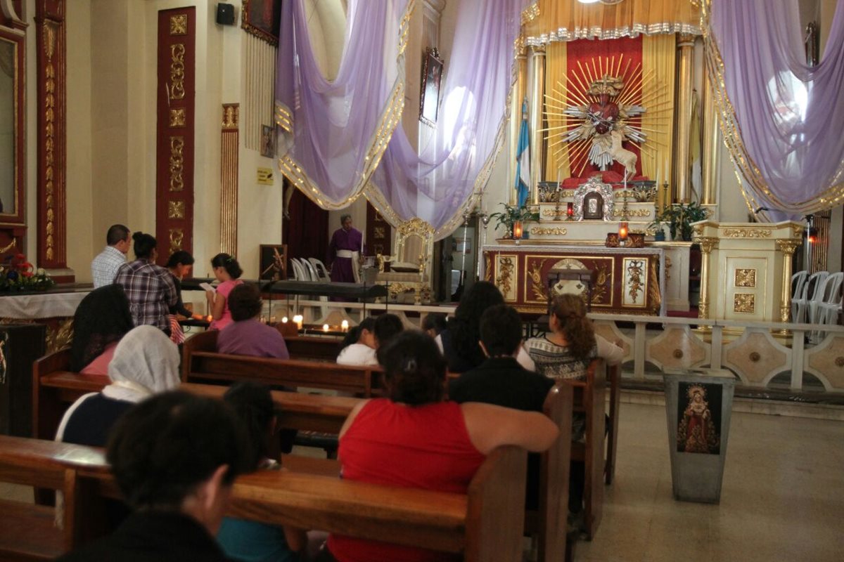 Fieles visitan el sagrario de la iglesia Beatas de Belén. (Foto Prensa Libre: Óscar Rivas)