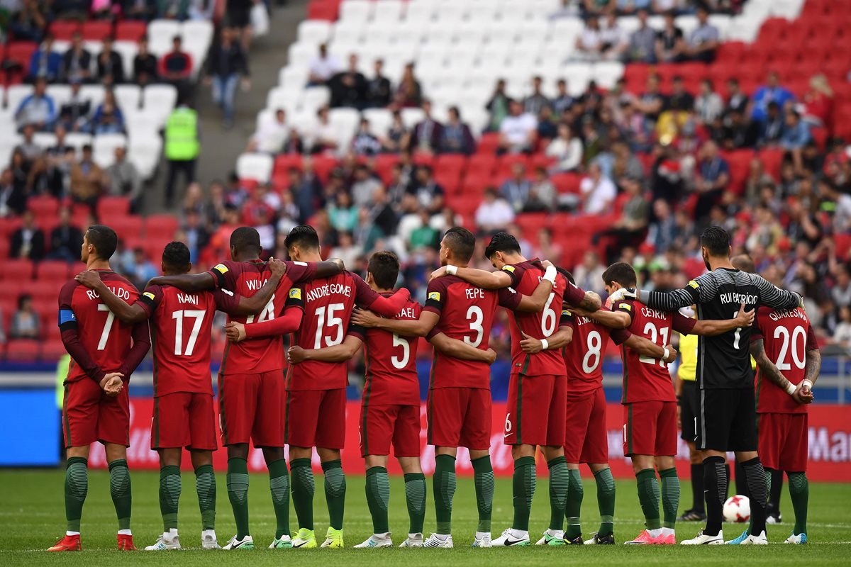 Los jugadores de Portugal salieron a jugar con un listón negro. (Foto Prensa Libre: AFP)