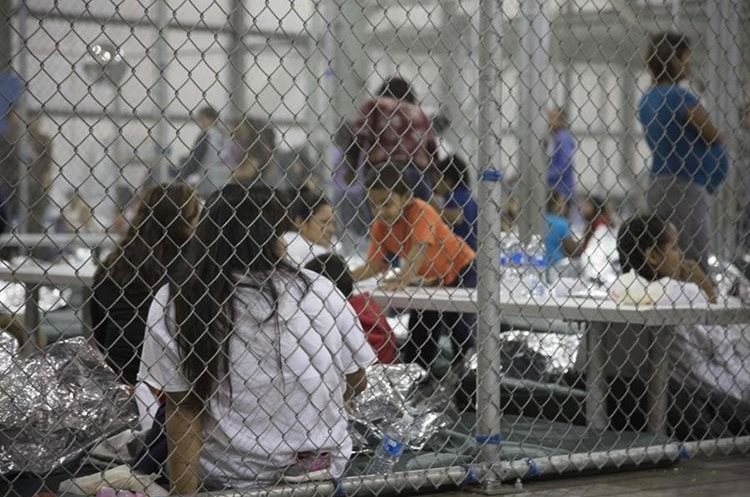 La política de "tolerancia cero" de Donald Trump ha separado cerca de 2 mil niños y jóvenes migrantes de sus padres. (Foto Prensa Libre: Hemeroteca PL)