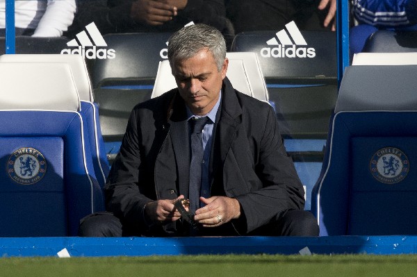 José Mourinho podría ser despedido del Chelsea. (Foto Prensa Libre: AP)