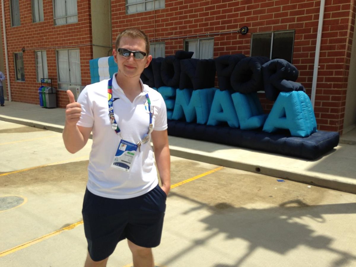 Thomas Flossbach camina en las afueras de la Villa Deportiva de Barranquilla. (Foto ACD).
