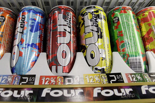 Latas de una de las bebidas señaladas por la FDA.