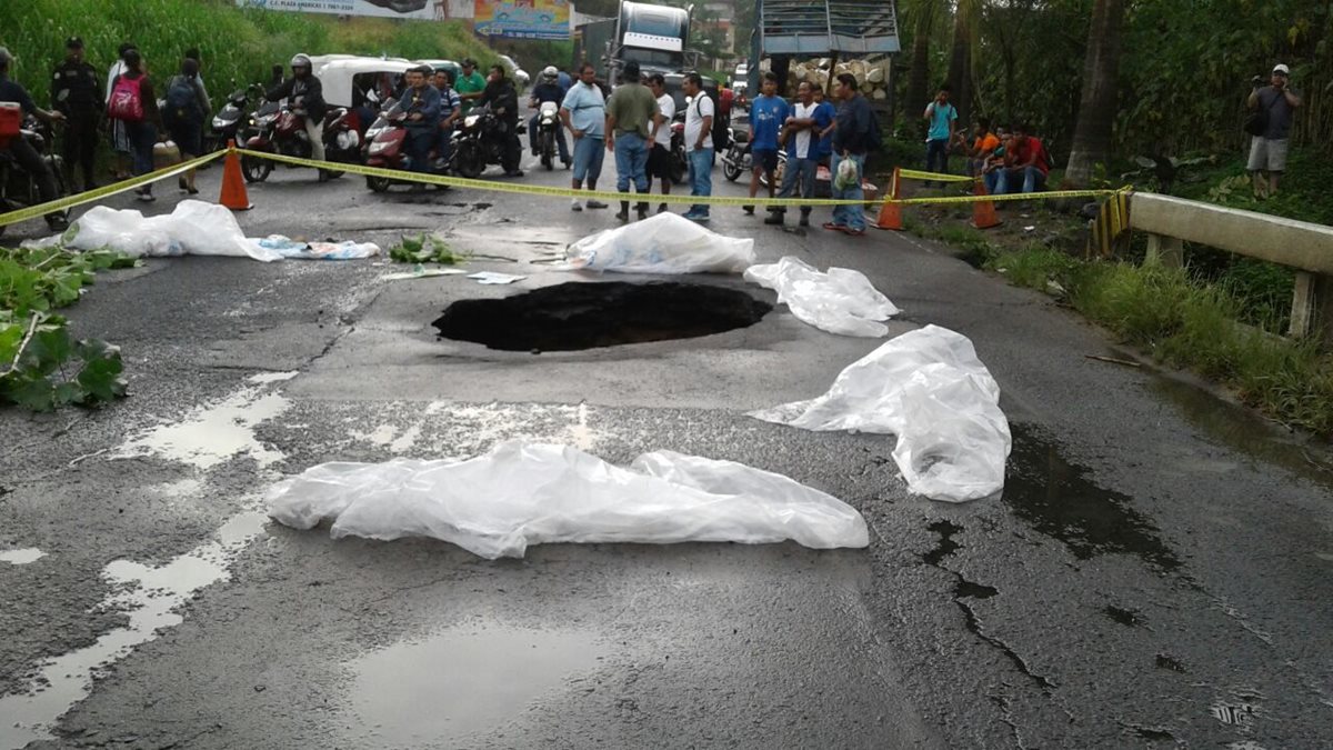 El paso en el km 166 de la ruta al Suroccidente está bloqueado por daños en un puente entre Mazatenango y Cuyotenango, Suchitepéquez. (Foto Prensa Libre: Cristian Soto)