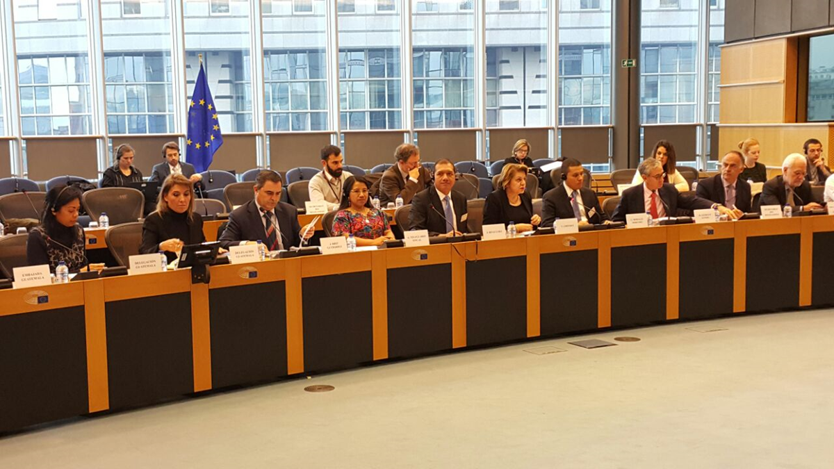 Los ministros de Trabajo, Gobernación y Relaciones Exteriores, durante una presentación en el Parlamento Europeo, en Bruselas, Bélgica. (Foto Prensa Libre: Minex)