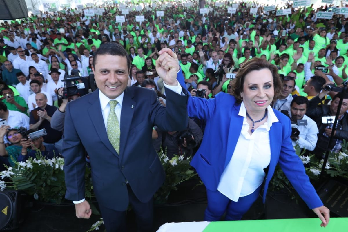 Sandra Torres Casanova y Carlos Raúl Morales son proclamados como precandidatos a la presidencia por el partido UNE. (Foto Prensa Libre: Esbin García).