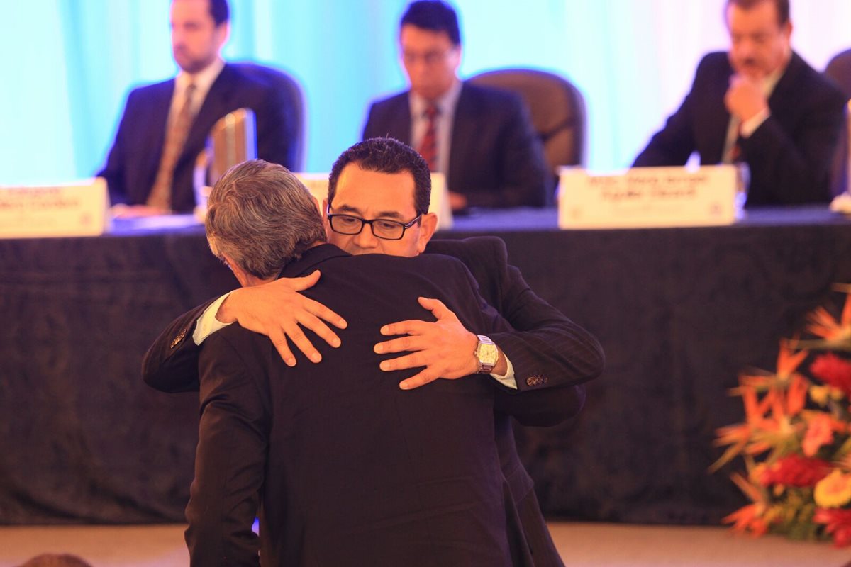 Jimmy Morales y Jafeth Cabrera, presidente y vicepresidente electos, se abrazan después de recibir las credenciales que los confirman en sus cargos para el periodo 2016-2020. (Foto Prensa Libre: Esbin García)