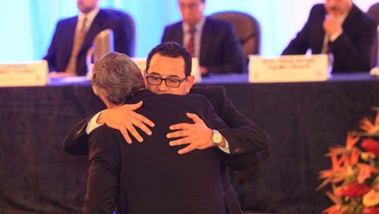 Jimmy Morales y Jafeth Cabrera, presidente y vicepresidente electos, se abrazan después de recibir las credenciales que los confirman en sus cargos para el periodo 2016-2020. (Foto Prensa Libre: Esbin García)