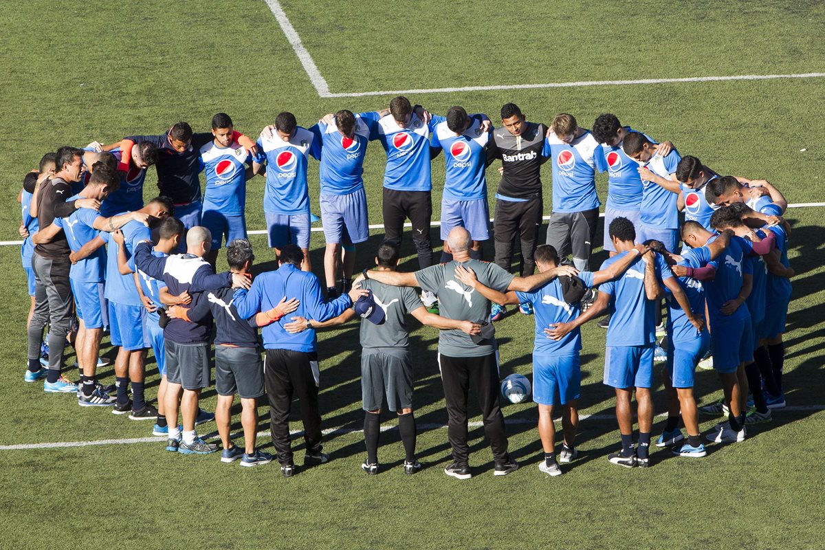 Los jugadores albos están unidos y confían en avanzar. (Foto Prensa Libre: Hemeroteca PL)