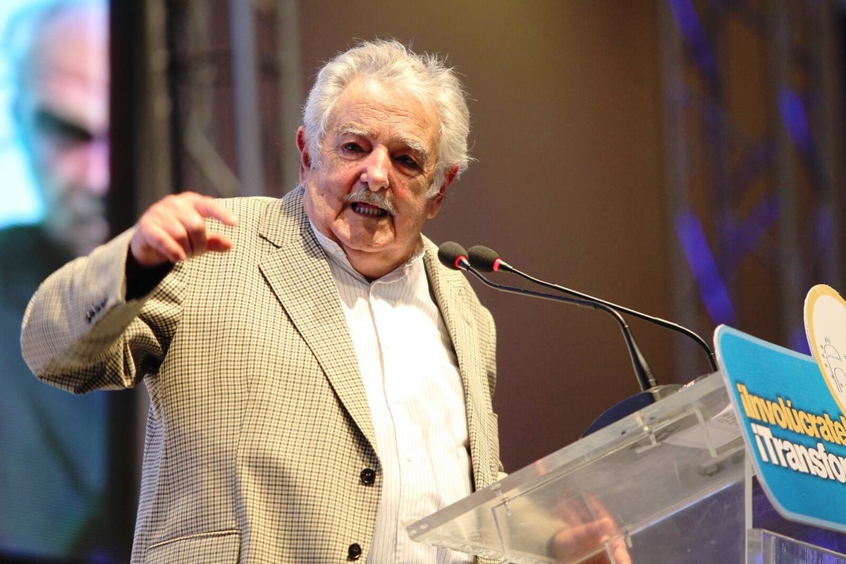 "A los que les gusta mucho la plata, ha que correrlos de la poítica", dijo el expresidente Mujica. (Foto Prensa Libre. E. García)