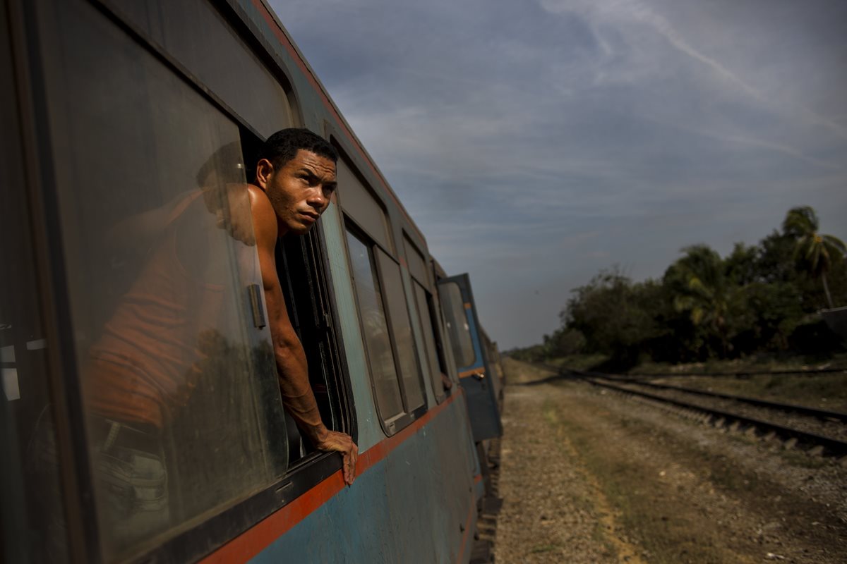 De este a oeste, los trenes ofrecen una vista de Cuba en cámara lenta.(Foto Prensa Libre: AP).
