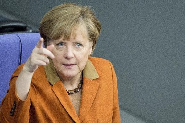  La canciller alemana Angela Merkel gesticula tras su primera declaración de Gobierno ante el Bundestag. (Foto Prensa Libre: EFE)