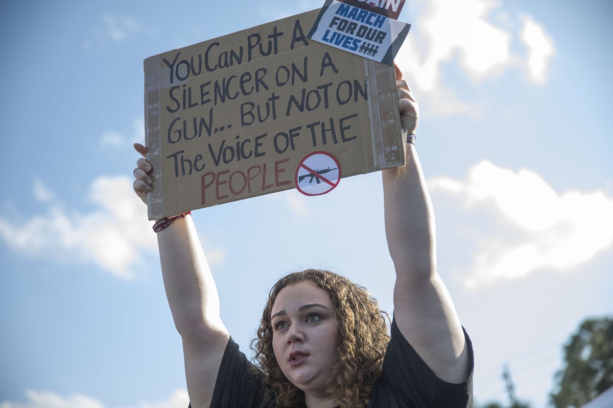 Sophie Phillips sostiene un cartel durante la manifestación en apoyo al evento de mañana sábado en Washington D.C.(Foto Prensa Libre:AFP).