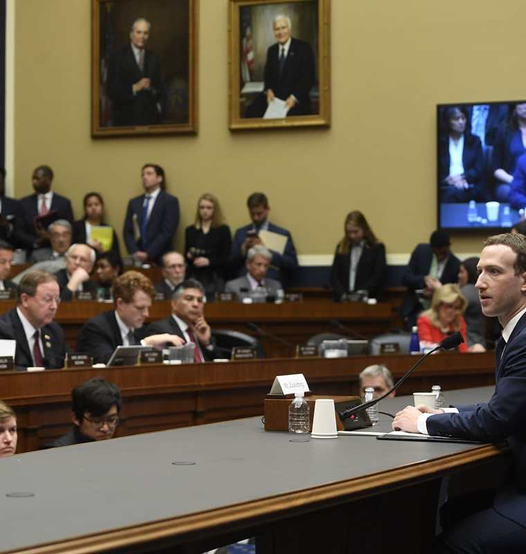 Mark Zuckerberg testifica durante una audiencia del Comité de Energía y Comercio de la Cámara de Representantes de EE. UU. (AFP).