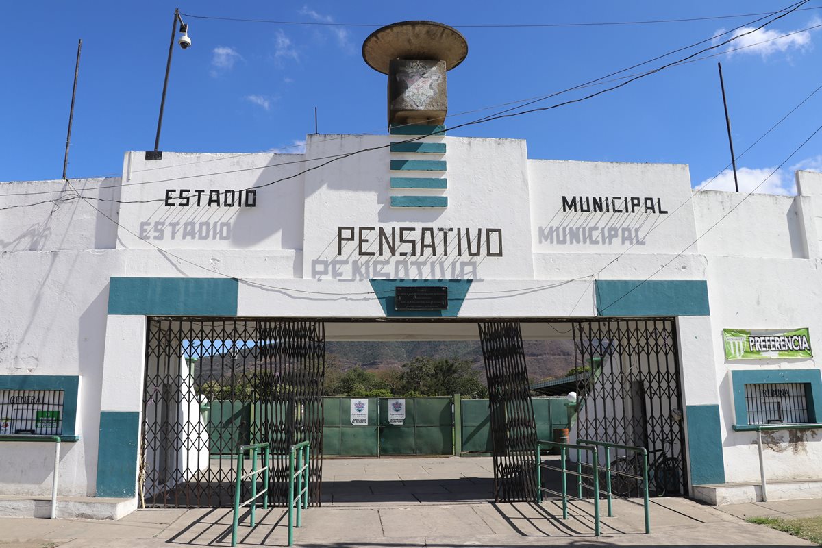 La casa de Antigua GFC, el estadio Pensativo, busca iluminarse para poder jugar de noche. (Foto Prensa Libre: Renato Melgar
