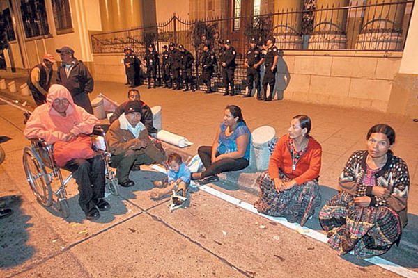 Lisiados del Ejército se mantienen en protesta frente a la Casa Presidencial para exigir recursos del Gobierno.