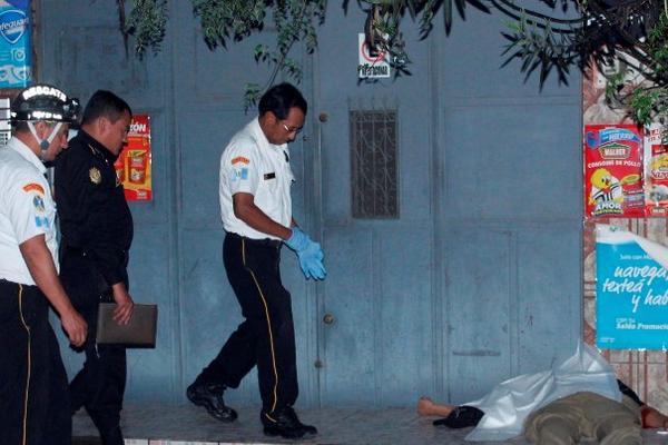 Dos salvadoreños y un guatemalteco murieron a balazos en la colonia Las Victorias, Chimaltenango (Foto Prensa Libre: Víctor Chamalé) <br _mce_bogus="1"/>