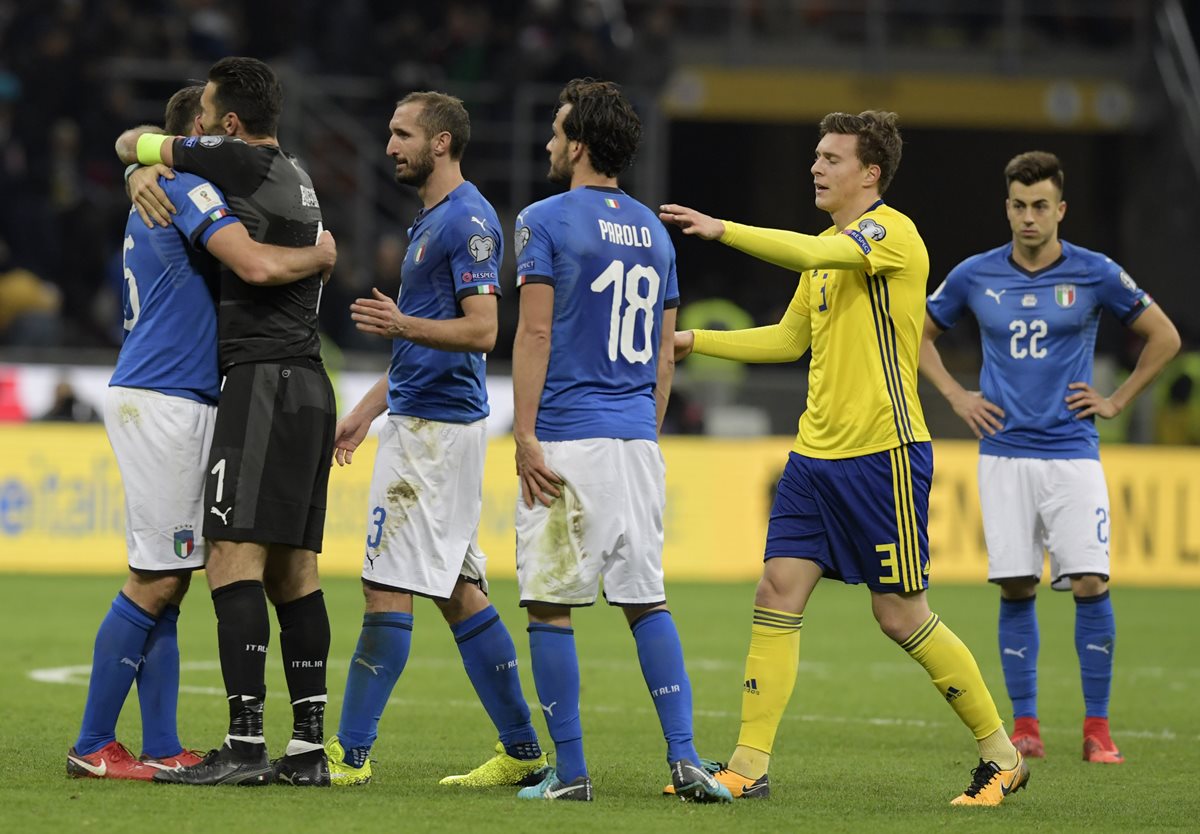 Buffon se unió al ataque italiano en los últimos minutos pero no fue suficiente para anotar al menos un gol que obligara a los tiempos extras. Al finalizar el partido Gigi consoló a sus compañeros. (Foto Prensa Libre: AFP)