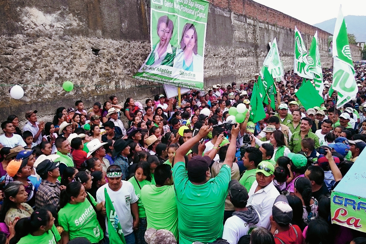Pobladores de los ocho municipios de Baja Verapaz llegaron al mitin de Sandra Torres. (Foto Prensa Libre: Carlos Grave)