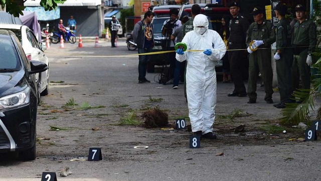 Un agente de la Policía científica recoge pruebas en uno de los escenarios de los atentados. (Foto Prensa Libre: AFP)