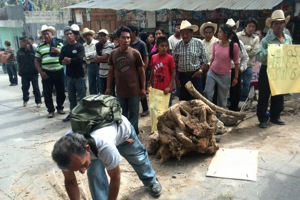 Vecinos se oponen a que ingrese maquinaria para una empresa de suministro eléctrico. (Foto Prensa Libre: É. Ávila)