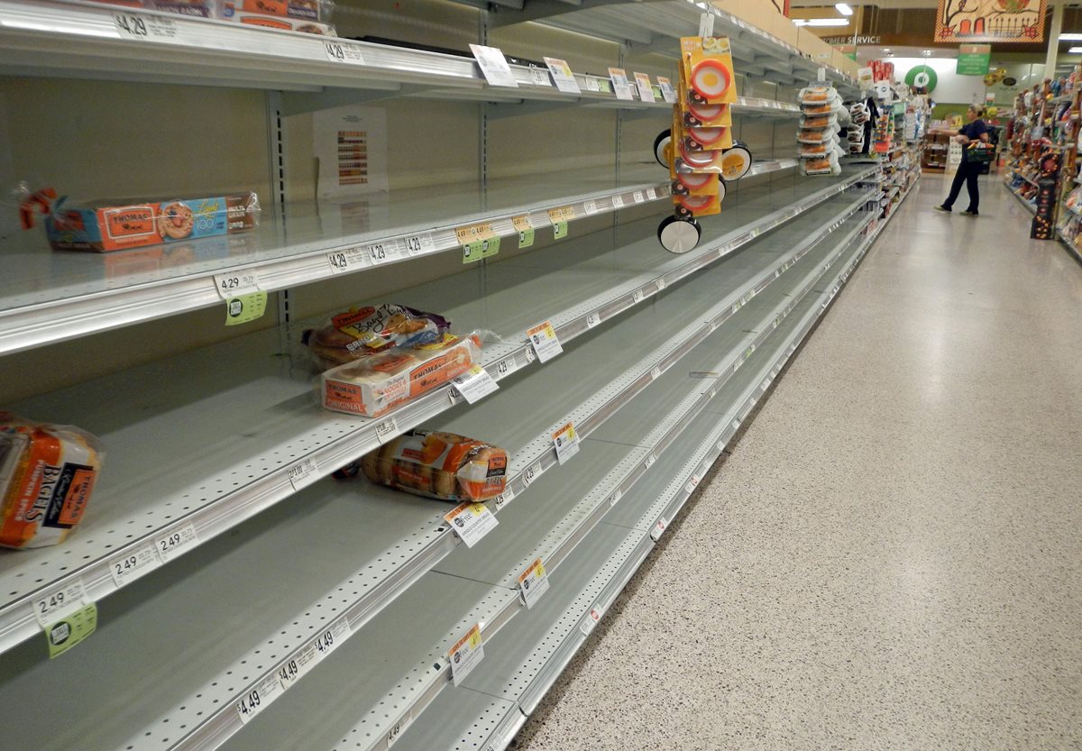 Anaqueles de un centro comercial en Florida, EE. UU. lucen desabastecidos ante la llegada del huracán Matthew. (Foto Prensa Libre: AFP).
