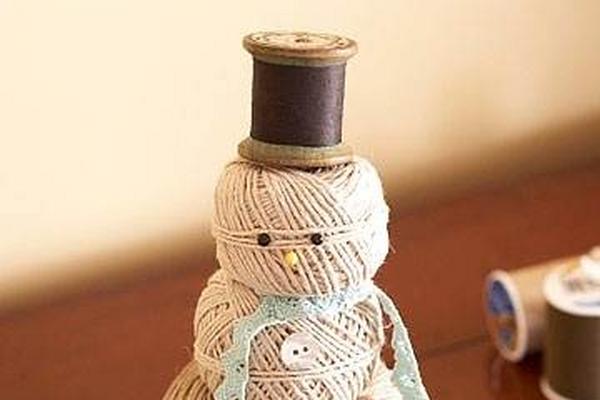 Un muñeco hecho de bolas de hilo