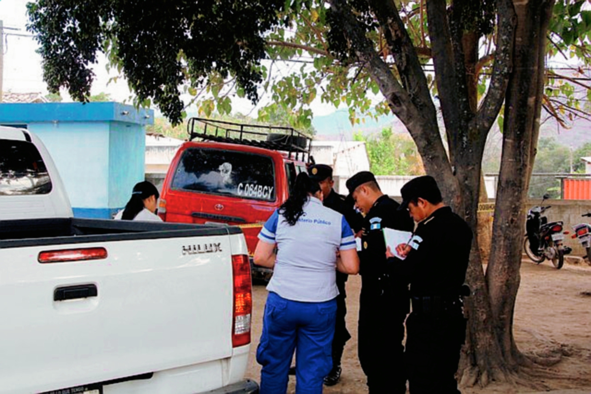 Fiscales del  Ministerio Público recolectan evidencia del ataque al microbús en Rabinal, Baja Verapaz. (Foto Prensa Libre: Carlos Grave)