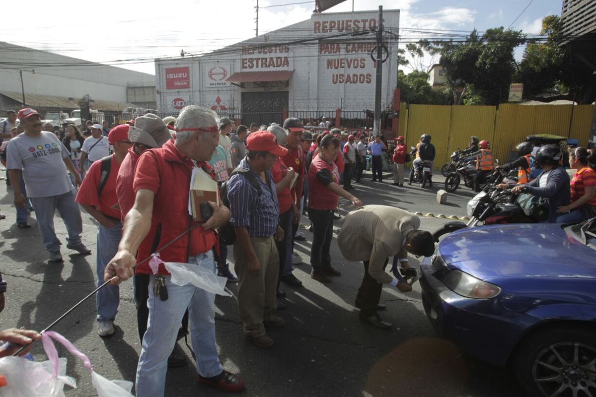 En la Avenida Bolívar, salubristas bloquean el paso a vehículos que circulan hacia la zona 1. (Foto Prensa Libre: Luis Machá)