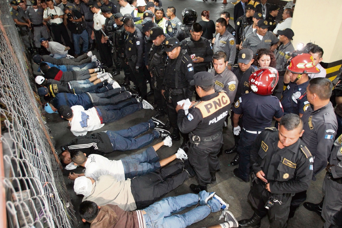 El 18 de agosto pandilleros de la Mara Salvatrucha y del Barrio 18 se enfrentaron a balazos en una carceleta de la Torre de Tribunales. (Foto Prensa Libre: Hemeroteca PL)