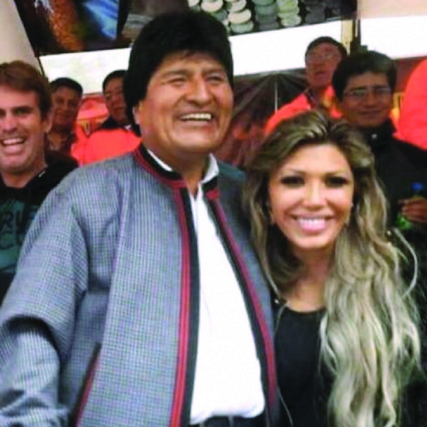 Evo Morales aprece junto a su expareja, la empresaria Gabriela Zapata.(AP).