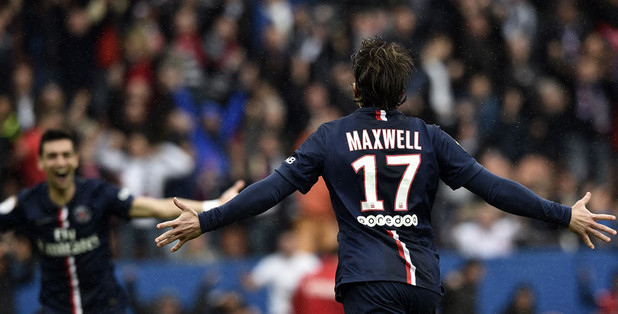 El brasileño Maxwell no continuará con el PSG porque no logró conseguir el pasaporte comunitario. (Foto Prensa Libre: AFP)