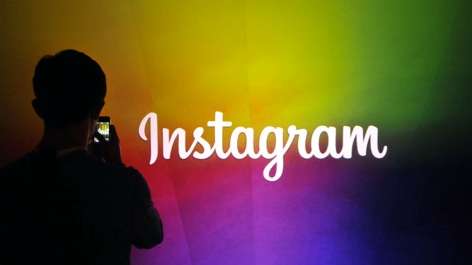 Instagram utiliza software especial para detectar las cuentas falsas y eliminarlas de su plataforma. (Foto Prensa Libre: AFP)