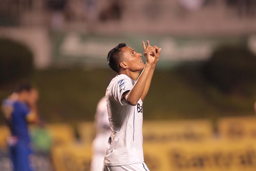 Gerson Tinoco festeja luego de anotar el único gol del encuentro. (Foto Prensa Libre: Norvin Mendoza)