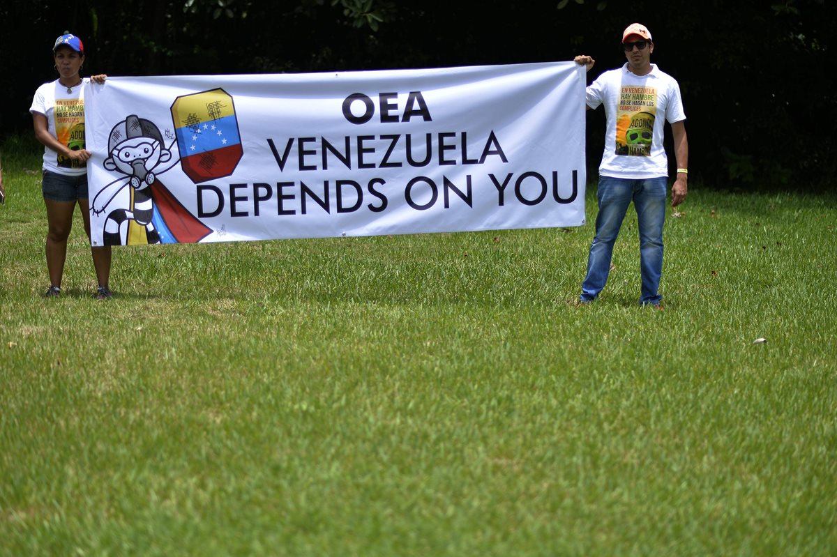 Venezolanos en México exigen a la OEA tomar cartas en la crisis de su país. (Foto Prensa Libre: AFP)