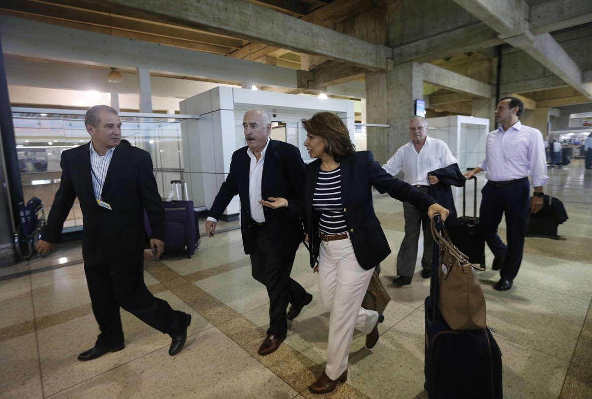 Los expresidentes de Costa Rica, Bolivia, México, entre otros, llegaron este sábado como observadores de las elecciones. (Foto Prensa Libre: AP)