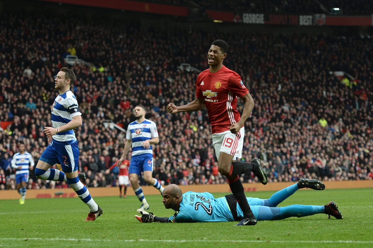 Marcus Rashford celebra luego de anotar uno de los goles del triunfo del United. (Foto Prensa Libre: AFP)