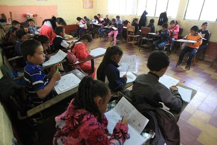 Mientras el Mineduc gastará en pagar un bono, la mayoría de escuelas sigue con serias deficiencias de infraestructura y mobiliario. (Foto Prensa Libre: Hemeroteca PL)