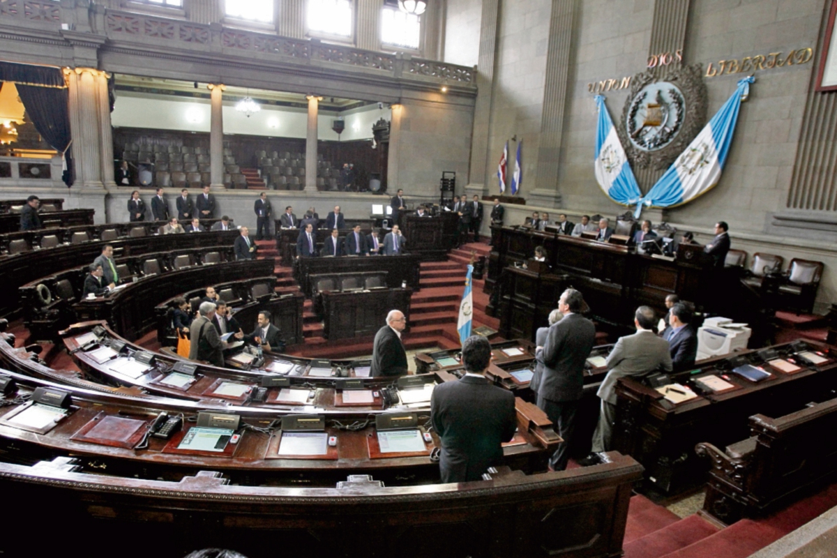 Los pocos diputados de Líder que llegaron al pleno formaron un grupo de discusión antes de que se suspendiera la sesión. (Foto Prensa Libre: Hemeroteca PL)