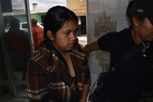 Eriucelda Magali Aguilar Chacaj, de 21 años, es sindicado del delito de parricidio y fue capturada en Quetzaltenango. (Foto Prensa Libre: PNC)
