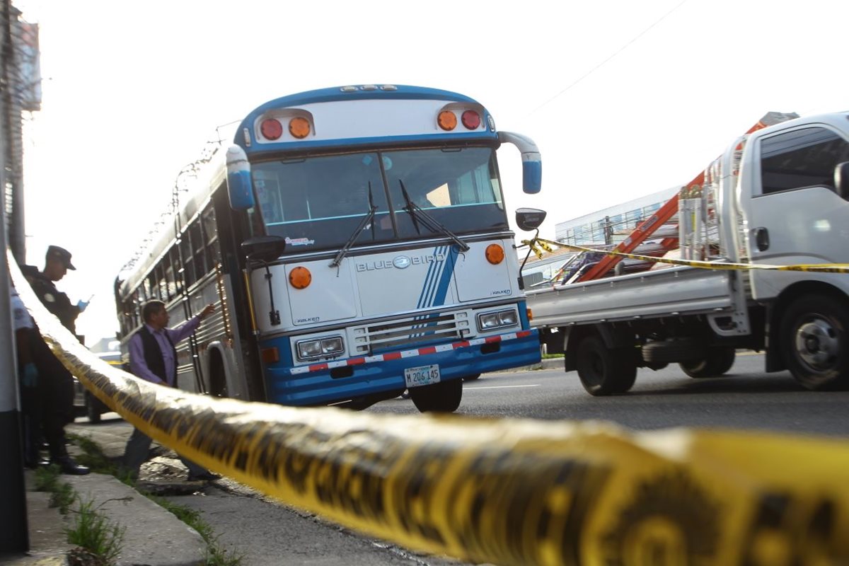 Autobús donde fue asesinado el piloto en carretera a El Salvador. (Foto Prensa Libre: Álvaro Interiano).