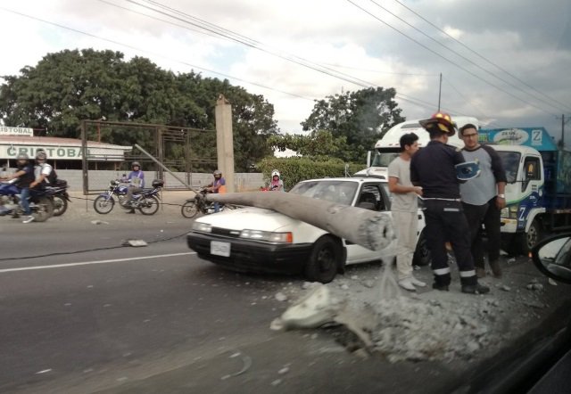 Sobre un vehículo sedán y un tráiler cayó el poste de electricidad producto de un auto que perdió el control. (Foto Prensa Libre: Hemeroteca PL)