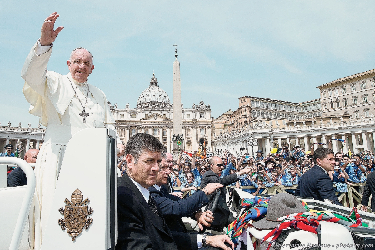 El papa Francisco, a bordo del papamóvil, saluda a los fieles en la Plaza San Pedro. (Foto Prensa Libre: AFP).