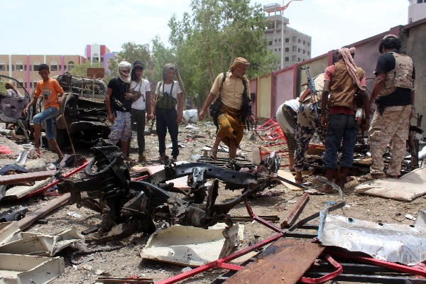 Fuerzas de seguridad de Yemen inspeccionan la escena del atentado. (Foto Prensa Libre:AFP).