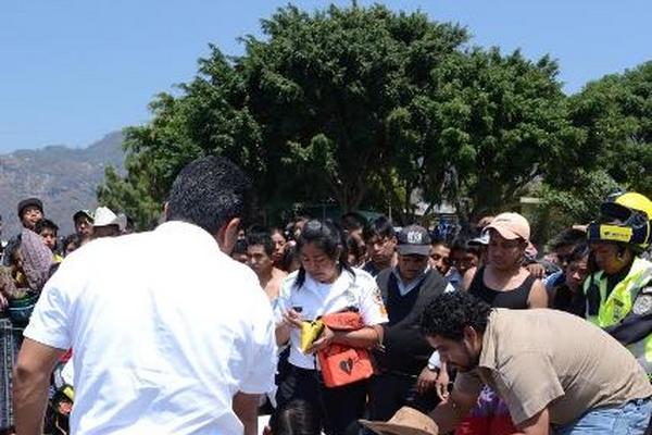 Bomberos intentan reanimar a Fredy Ixcajoc Batzin, pero ya había perdido la vida. (Foto Prensa Libre: Angel Julajuj)