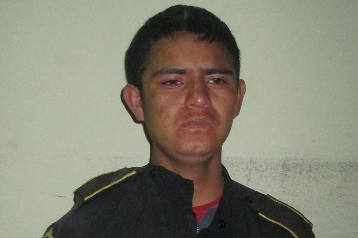 Wilson López González, de 19 años, es capturado en Jalapa con uniforme de la PNC robado. (Foto Prensa Libre: PNC)