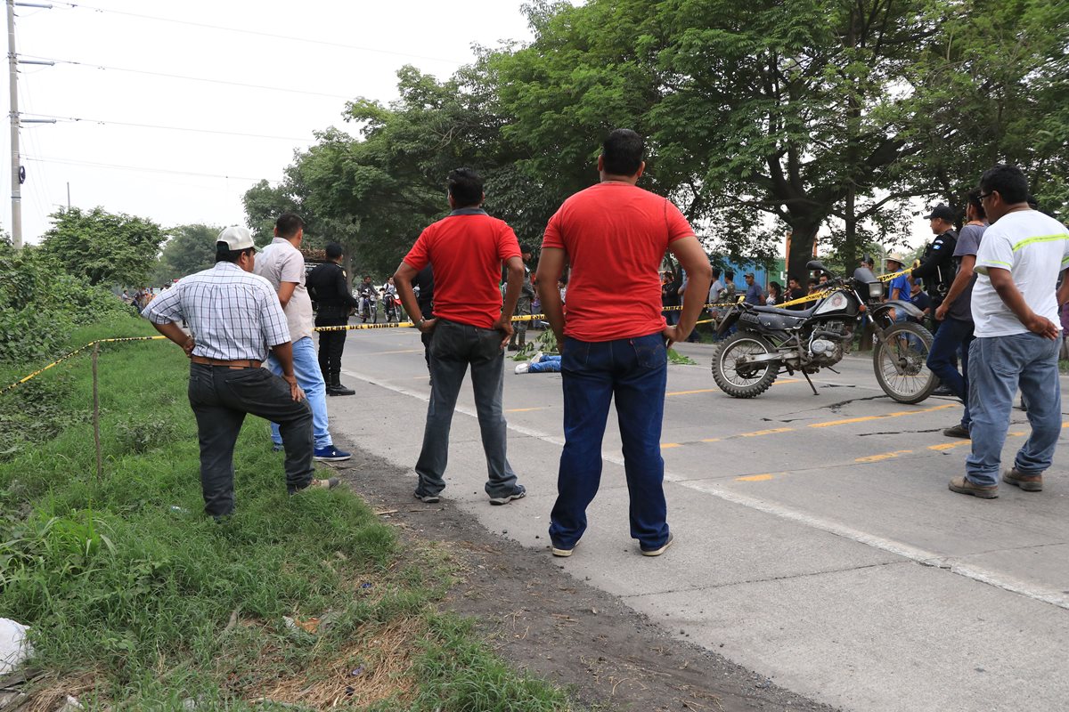 Curiosos permanecen en el lugar donde fueron ultimados dos presuntos delincuentes, en Escuintla. (Foto Prensa Libre: Enrique Paredes).