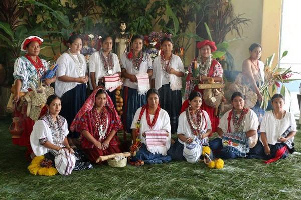 Trece aspirantes al título de Princesa Tezulutlán posan junto a la soberana saliente y la anfitriona del evento, en Cobán, Alta Verapaz. (Foto Prensa Libre: Eduardo Sam Chun)