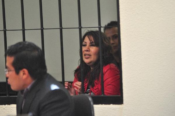 Elodia Oaxaca escucha la condena de  56 años de prisión que le impuso el tribunal de Xelajú.